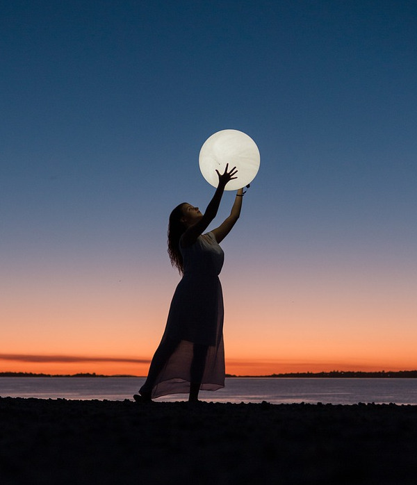 femme tenant la lune