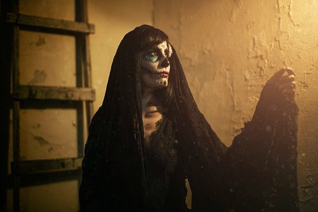femme drapée de noir avec maquillage tête de mort